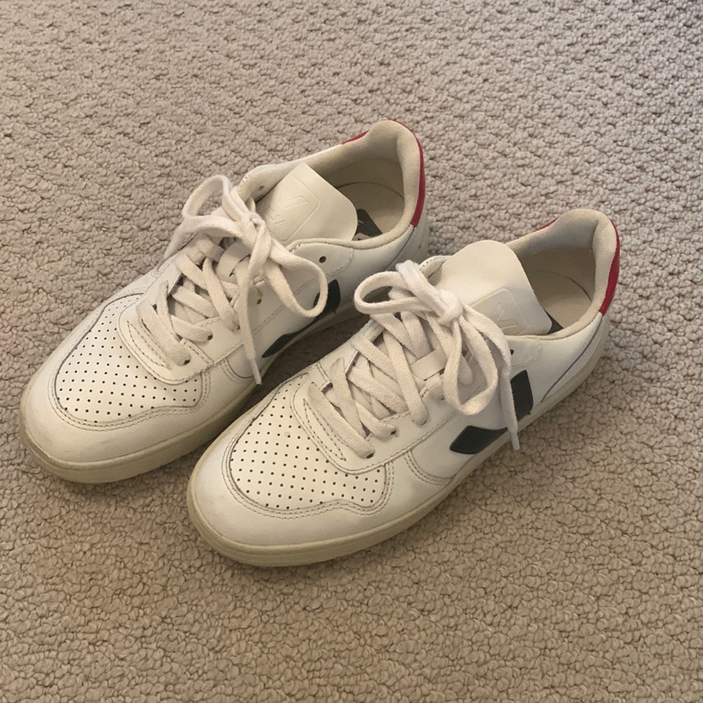 Veja V-10 white, navy and red. Size 37